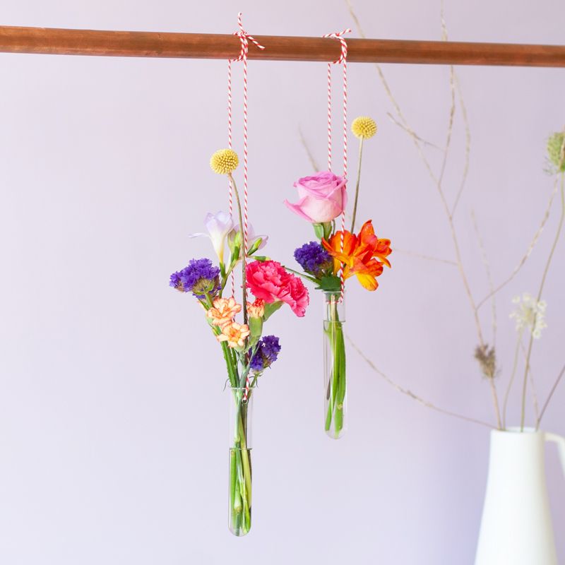 Brievenbuspakketje met twee buisjes om op te hangen met verschillende kleuren bloemen