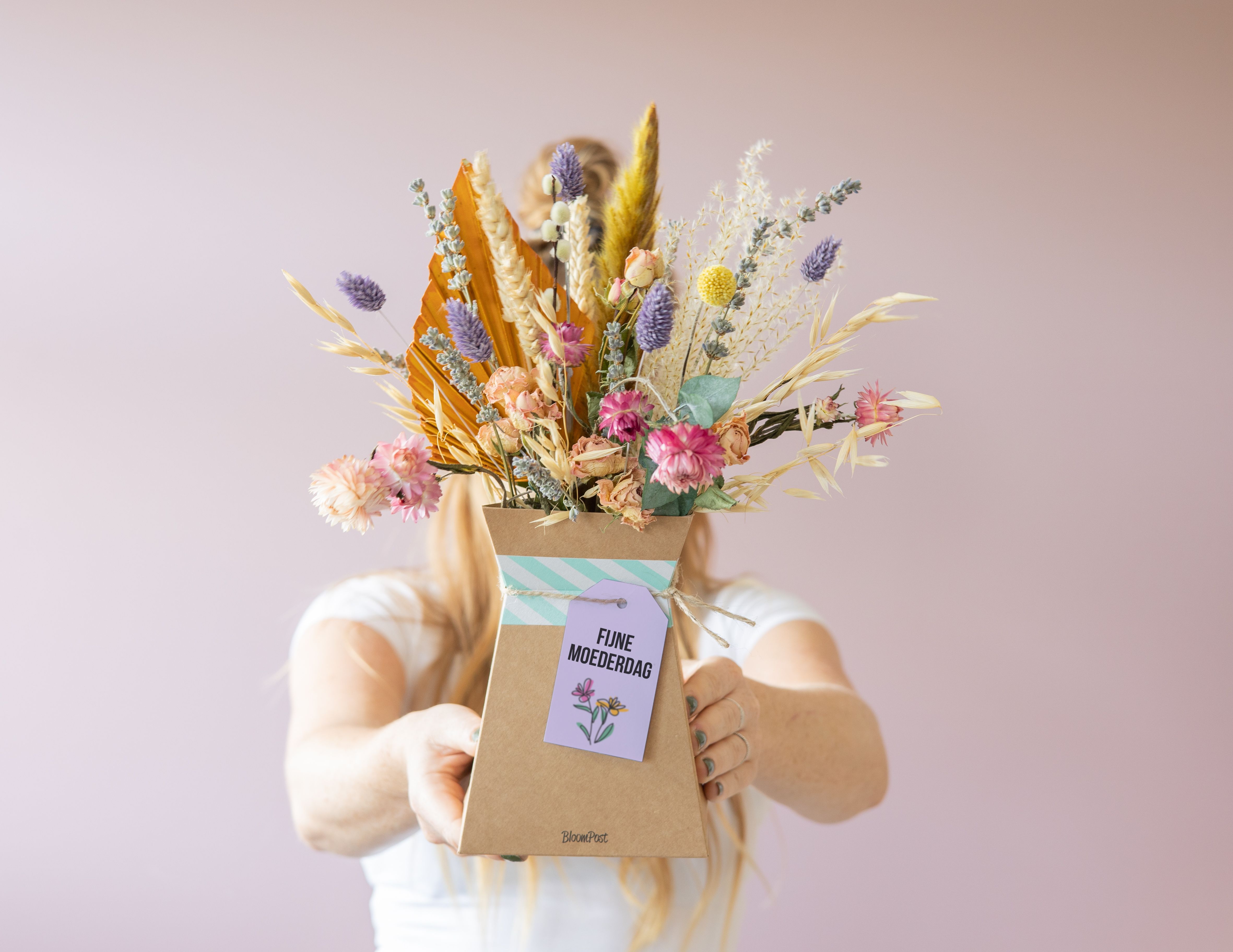 Brievenbuspakketje met droogbloemen in verschillende pastel tinten