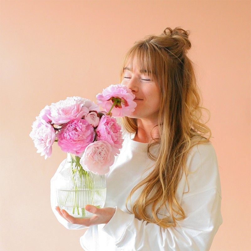 Roze pioenrozen in een glazen vaas