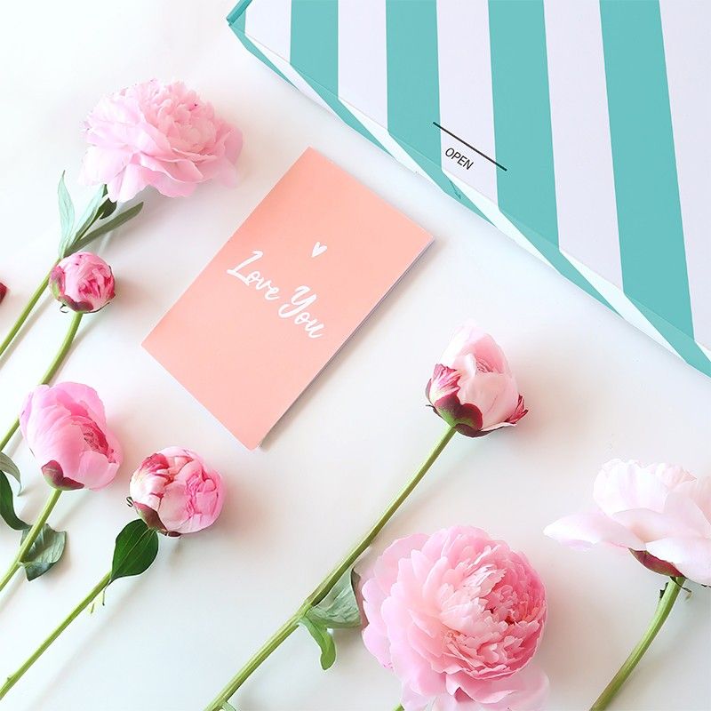 Roze pioenrozen in een glazen vaas