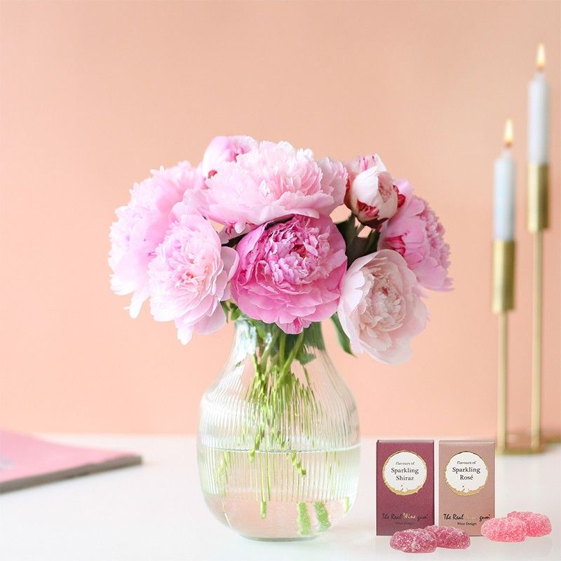 Roze pioenrozen in een glazen vaas