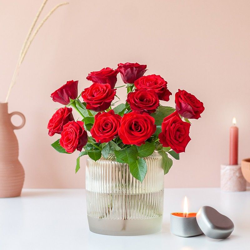 Brievenbuspakketje met rode rozen en een kaarsje in de vorm van een hart