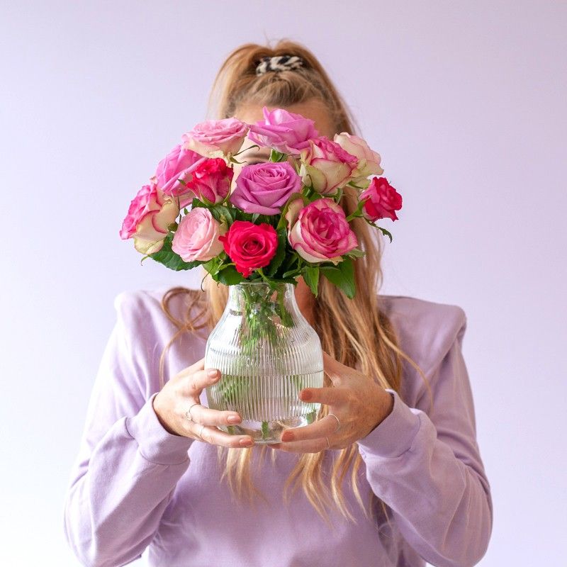 Brievenbuspakketje met verschillende tinten roze rozen