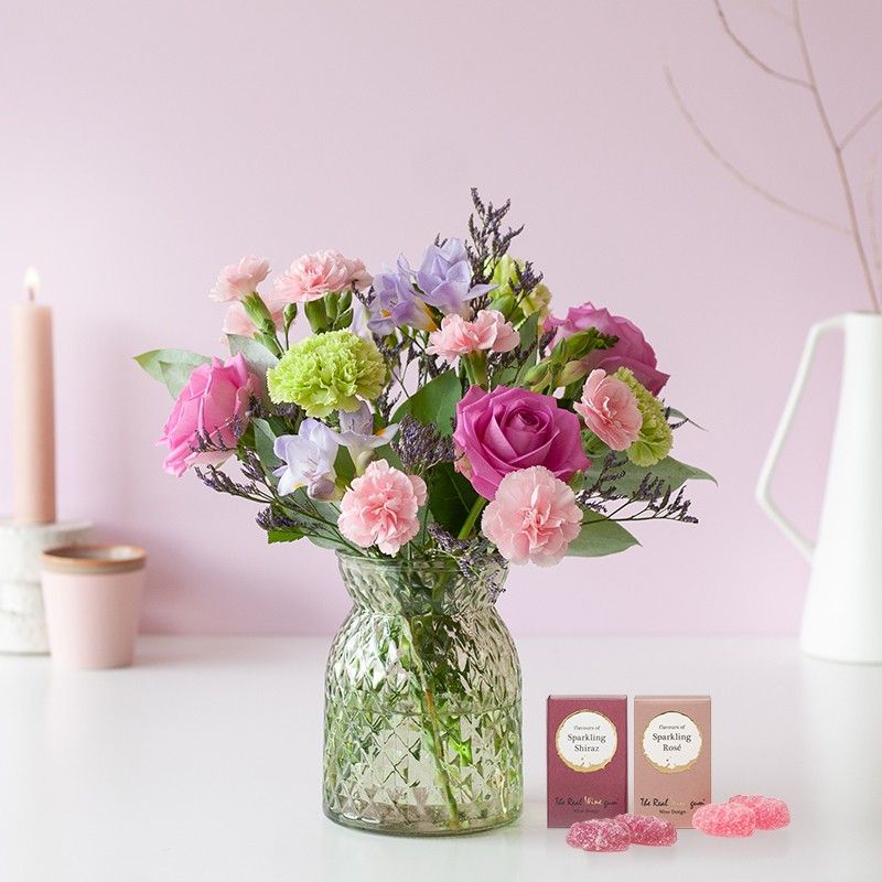 Brievenbus boeketje Sweety met verschillende bloemen in roze paarse tinten