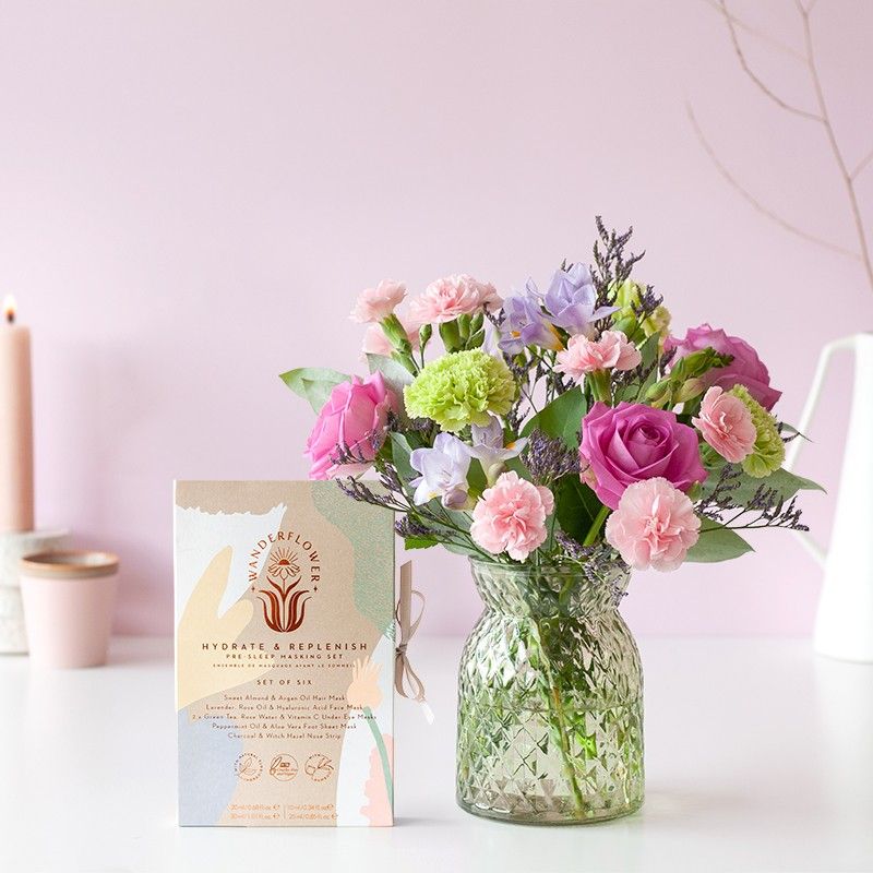 Brievenbus boeketje Sweety met verschillende bloemen in roze paarse tinten plus pakketje maskers voor gezicht en lichaam