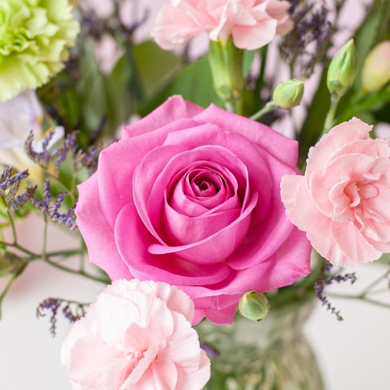 Brievenbus boeketje Sweety met verschillende bloemen in roze paarse tinten