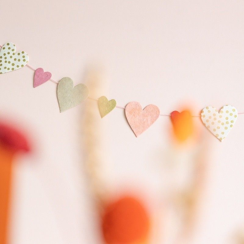 Brievenbuspakketje met houten plankje, houten plank met hart en love tekst en een vaasje met naturel en oranje droogbloemen