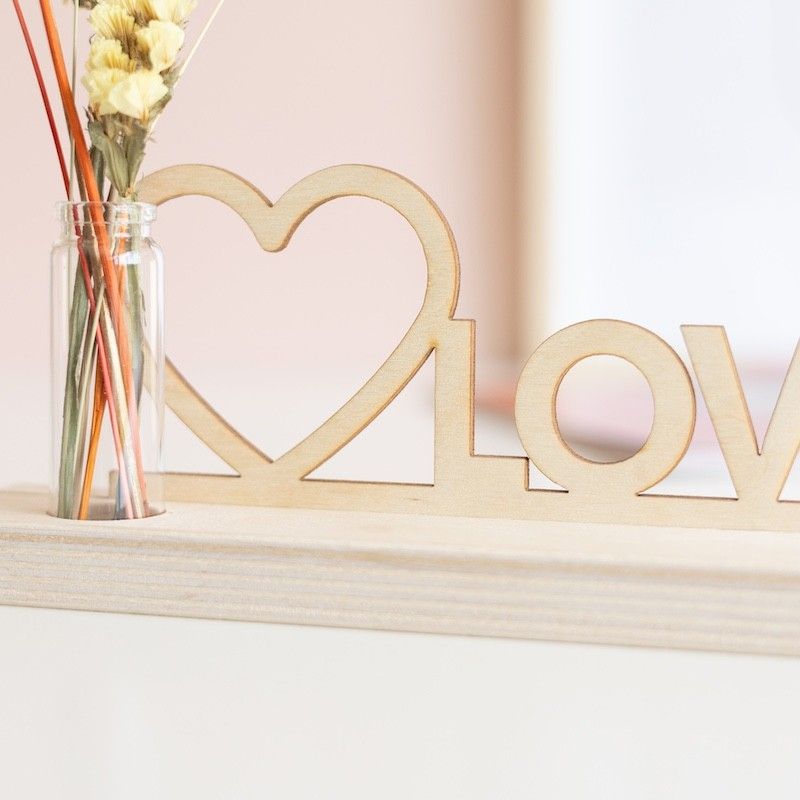 Brievenbuspakketje met houten plankje, houten plank met hart en love tekst en een vaasje met naturel en oranje droogbloemen