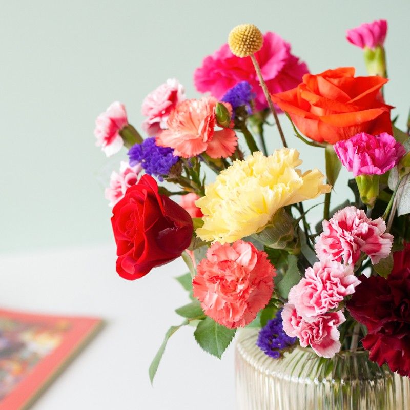 Brievenbuspakket met verschillende kleuren bloemen