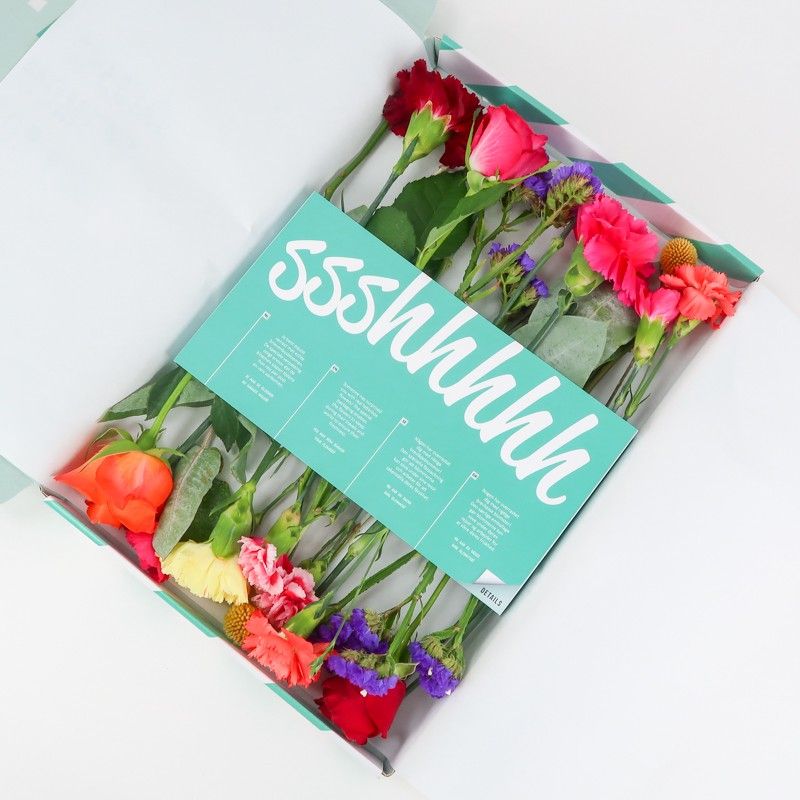 Brievenbuspakket met verschillende kleuren bloemen