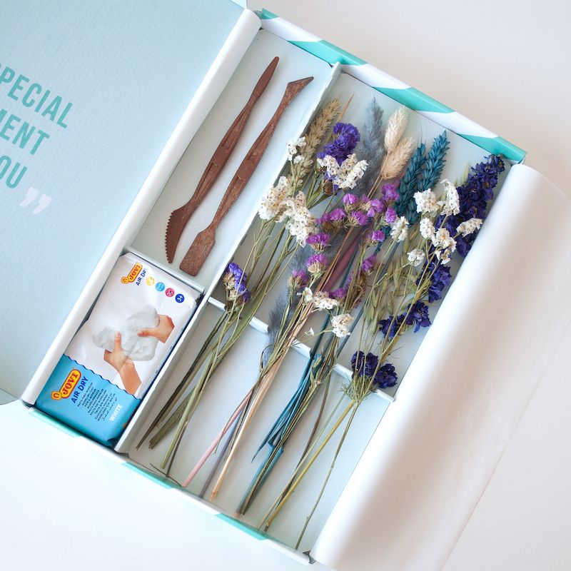 bloomandclay-blå-postkasse-tørrede-blomster