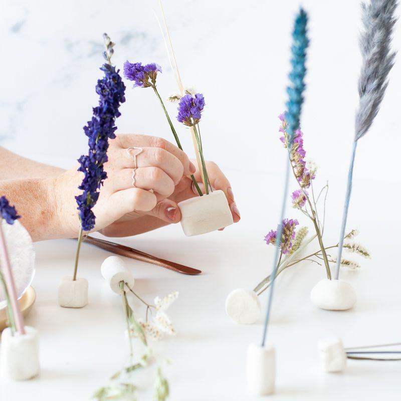 bloomandclay-blå-postkasse-tørrede-blomster