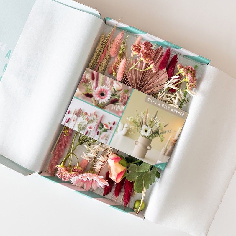 Brievenbuspakketje zijden en droogbloemen in roze tinten