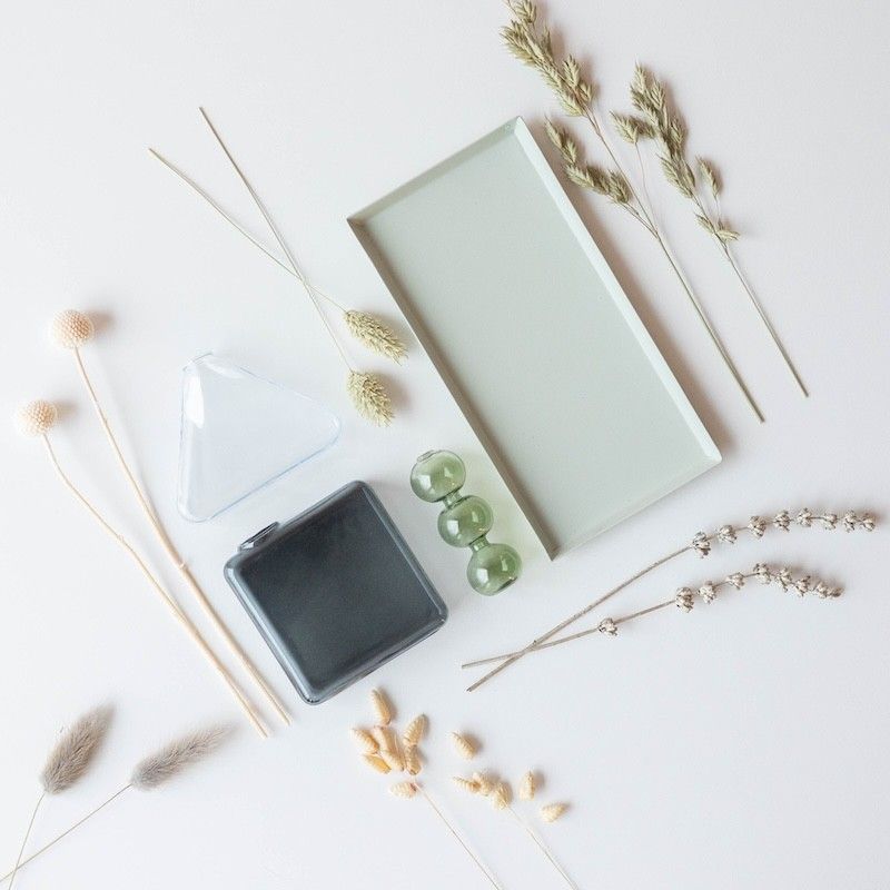 Drie verschillende vaasjes met droogbloemen op een plateau 