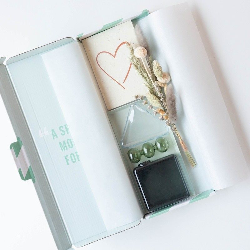 Drie verschillende vaasjes met droogbloemen op een plateau 