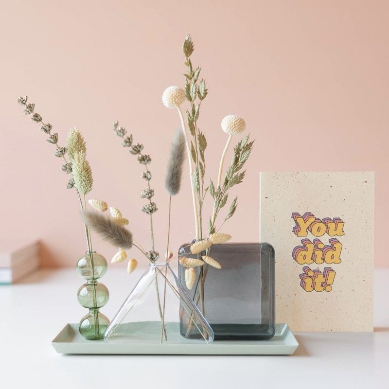 verschillende vormen vaasjes met droogbloemen op een plateau met een you did it wenskaart