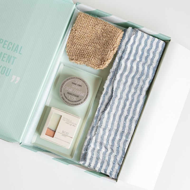 Een wellness pakket met een natuurlijke zeep, handcreme, scrub en handdoekje
