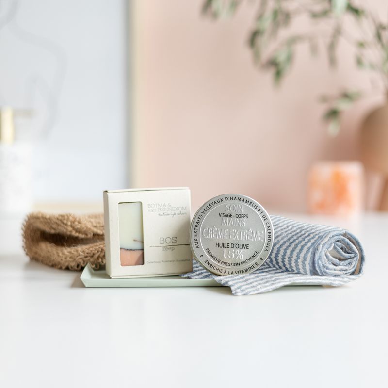 Een wellness pakket met een natuurlijke zeep, handcreme, scrub en handdoekje