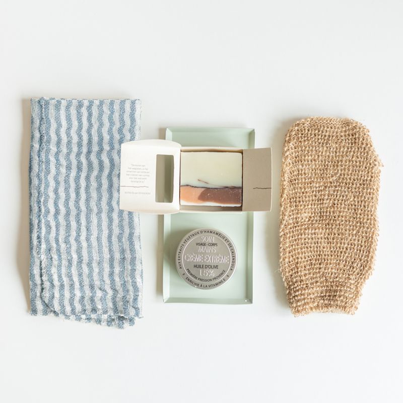 Een wellness pakket met een natuurlijke zeep, handcreme, scrub en handdoekje