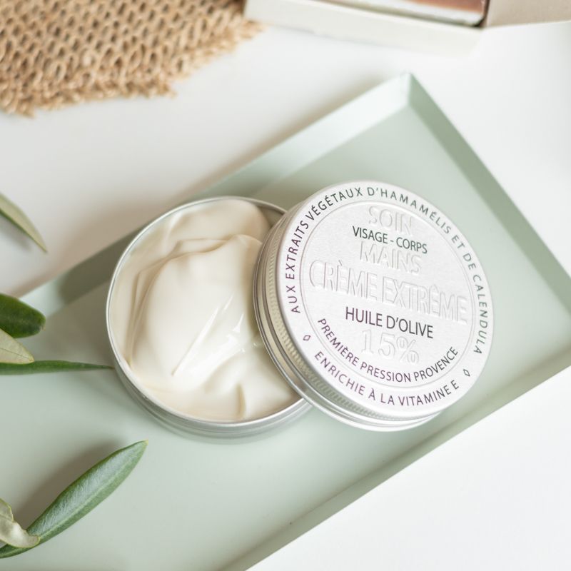 Een wellness pakket met een natuurlijke zeep, handcreme, scrub en handdoekje