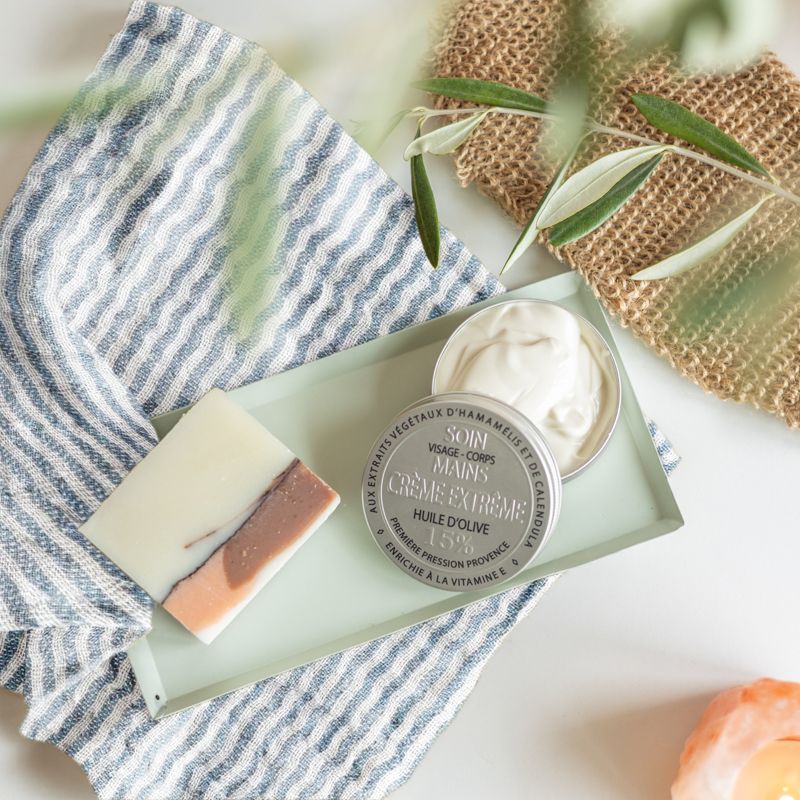 Een wellness pakket met een natuurlijke zeep, handcreme, scrub en handdoekje