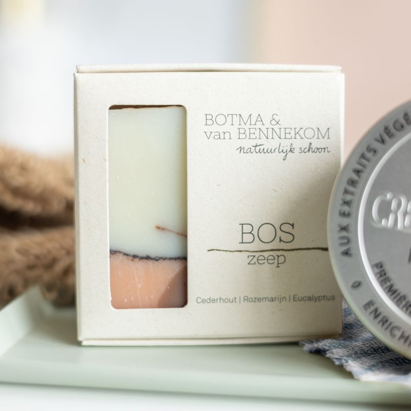 Een wellness pakket met een natuurlijke zeep, handcreme, scrub en handdoekje