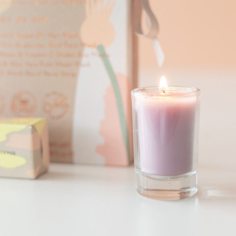 Brievenbuspakketje met een masker pakket, mini roze kaars en wierook in de geur palo santo