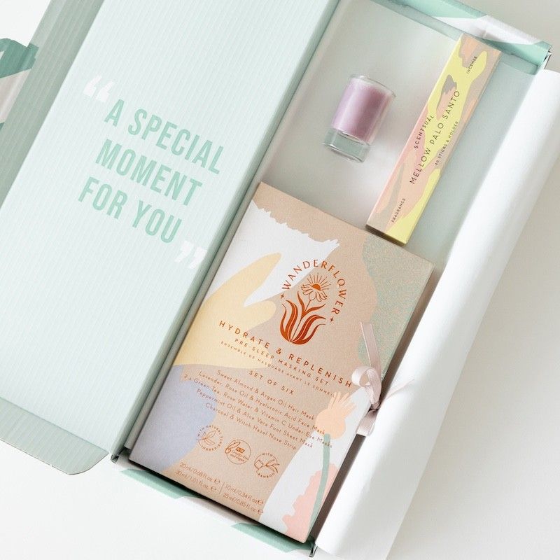 Brievenbuspakketje met een masker pakket, mini roze kaars en wierook in de geur palo santo