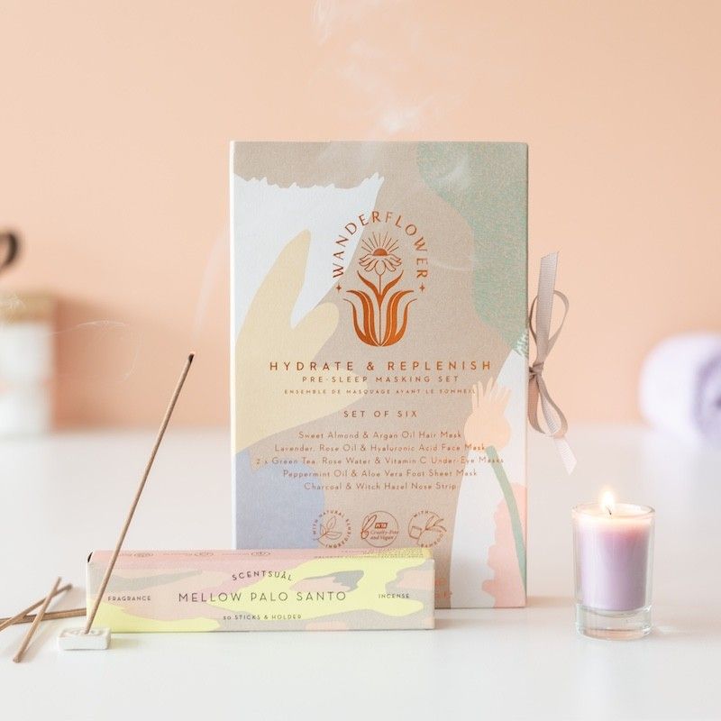 Brievenbuspakketje met een masker pakket, mini roze kaars en wierook in de geur palo santo