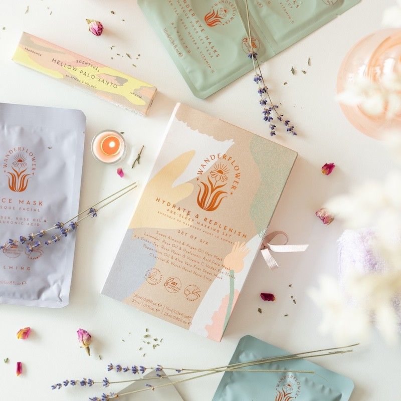 Brievenbuspakketje met een masker pakket, mini roze kaars en wierook in de geur palo santo