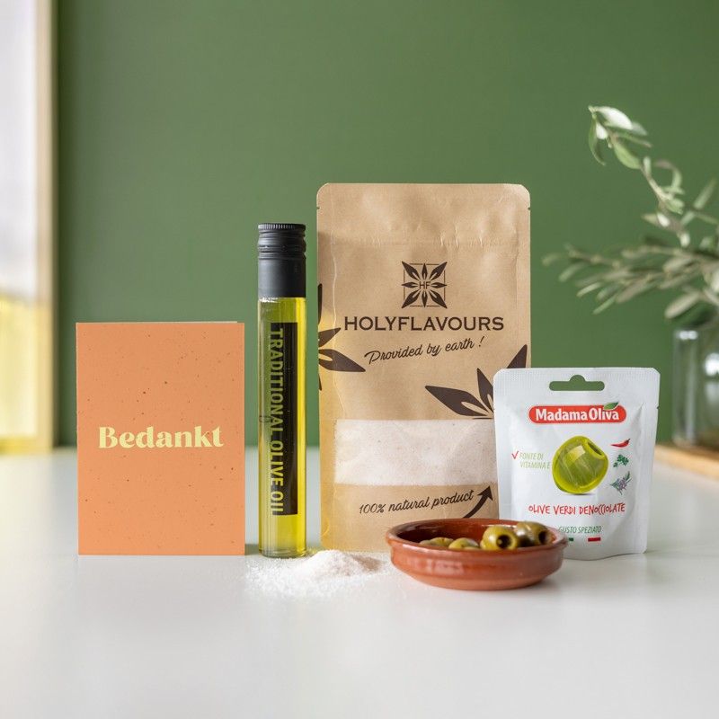 Borrelpakket met olijfolie en een schaaltje olijven met bedankt wenskaart