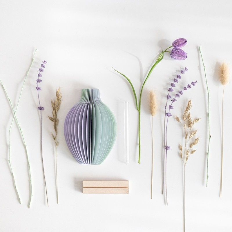 pastel groen en paarse vouwvaas met paarse en naturel droogbloemen en een houten plankje ernaast waar een kaart in gezet kan worden