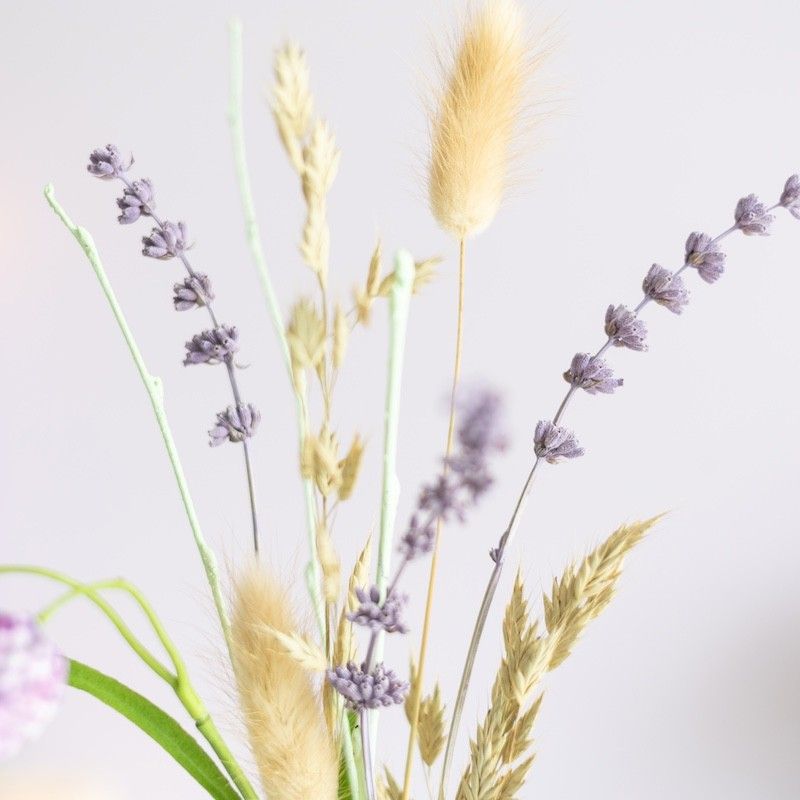 pastel groen en paarse vouwvaas met paarse en naturel droogbloemen en een houten plankje ernaast waar een kaart in gezet kan worden