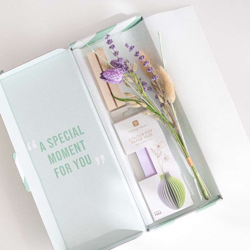 pastel groen en paarse vouwvaas met paarse en naturel droogbloemen en een houten plankje ernaast waar een kaart in gezet kan worden