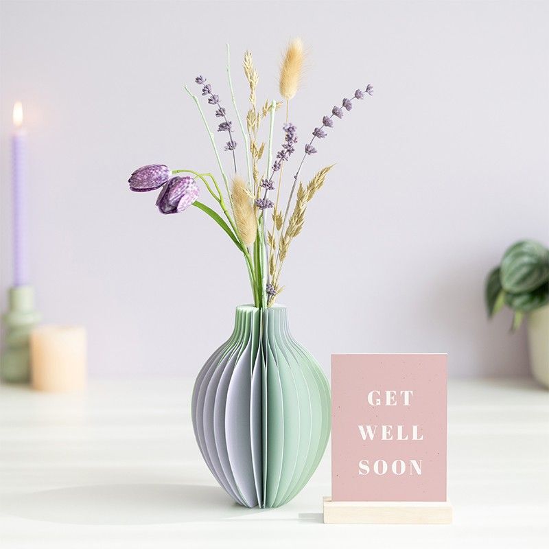 Lavendel pracht met droog en zijden bloemen met een lavendel groene vouwvaas