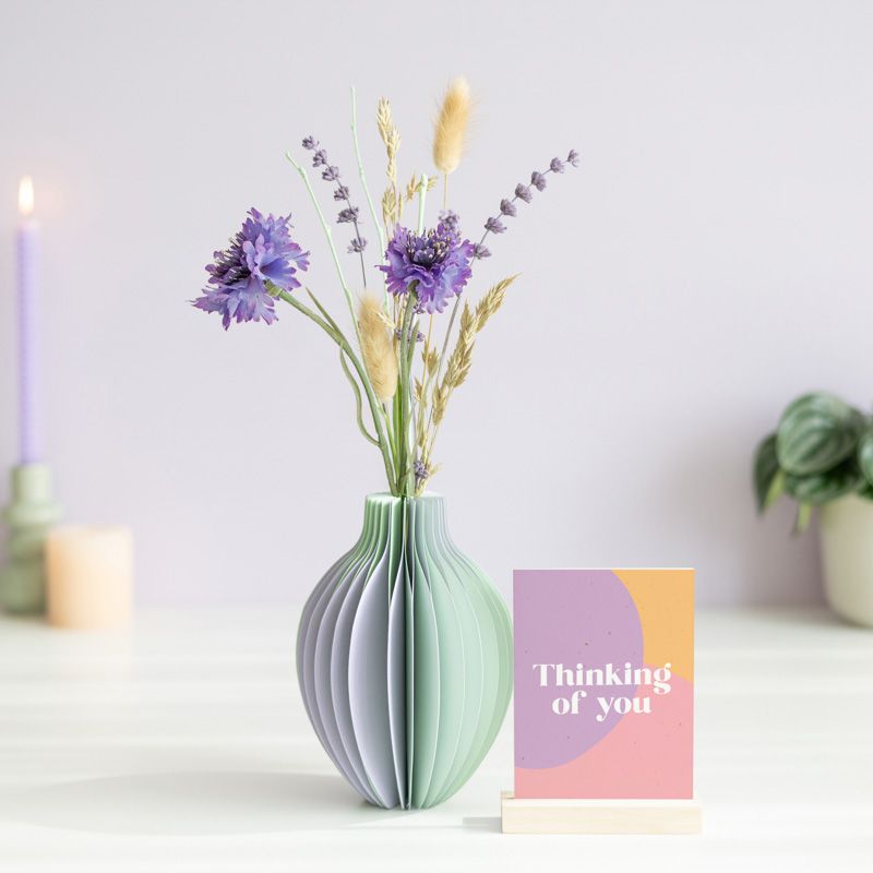 Lavendel pracht met droog en zijden bloemen met een lavendel groene vouwvaas