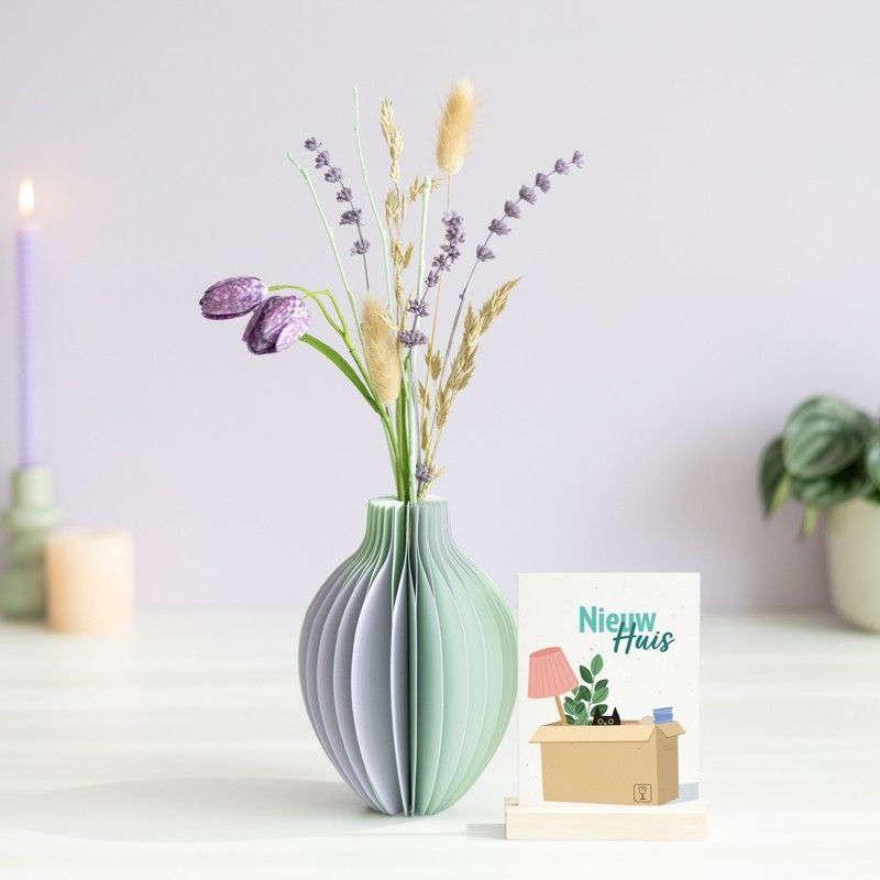 pastel groen en paarse vouwvaas met paarse en naturel droogbloemen en een houten plankje ernaast waar een kaart in gezet kan worden