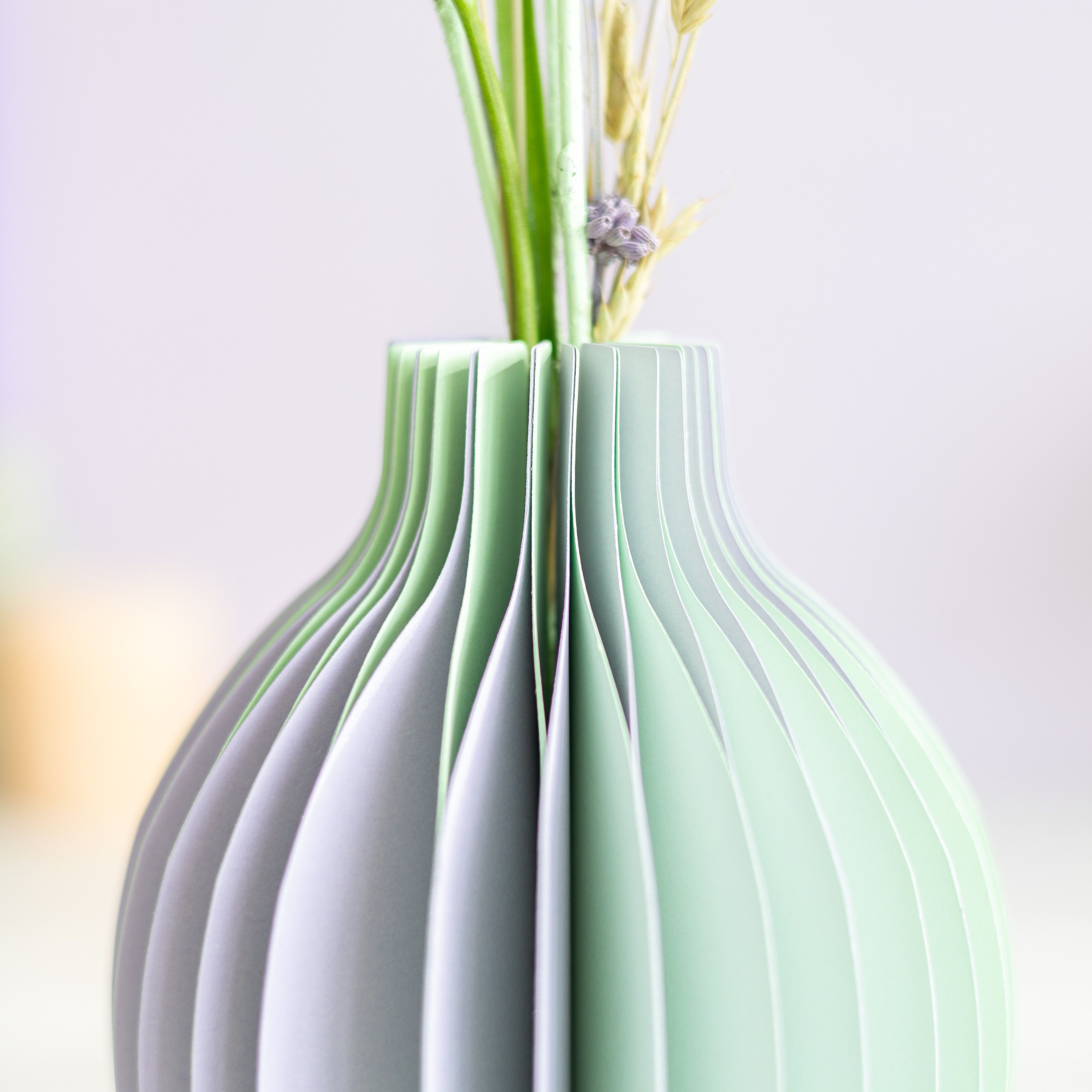 pastel groen en paarse vouwvaas met paarse en naturel droogbloemen