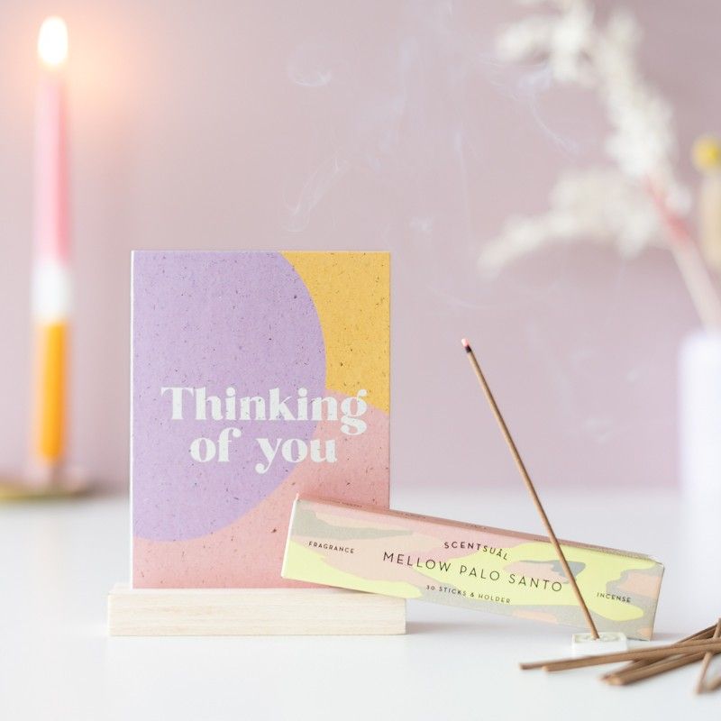 Brievenbuspakketje met Mellow Palo Santo wierrook en een houten blokje waar een wenskaart in past