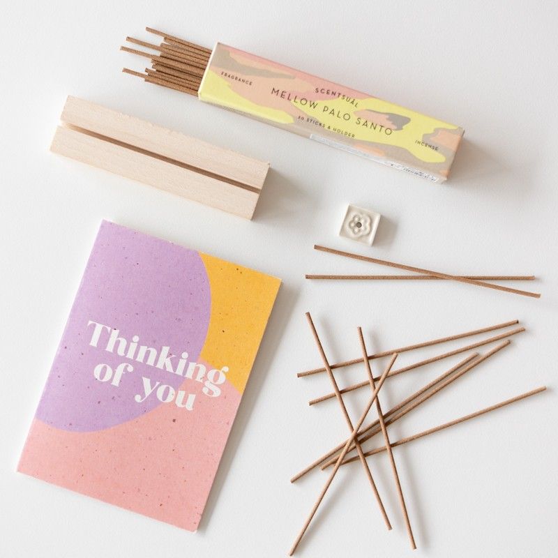 Brievenbuspakketje met Mellow Palo Santo wierrook en een houten blokje waar een wenskaart in past