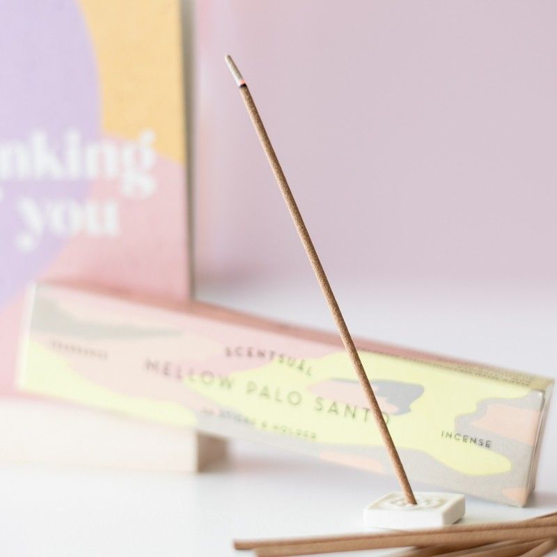Brievenbuspakketje met Mellow Palo Santo wierrook en een houten blokje waar een wenskaart in past