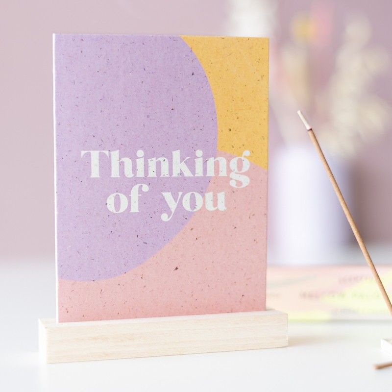 Brievenbuspakketje met Mellow Palo Santo wierrook en een houten blokje waar een wenskaart in past