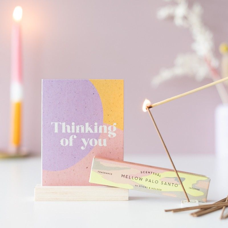 Brievenbuspakketje met Mellow Palo Santo wierrook en een houten blokje waar een wenskaart in past