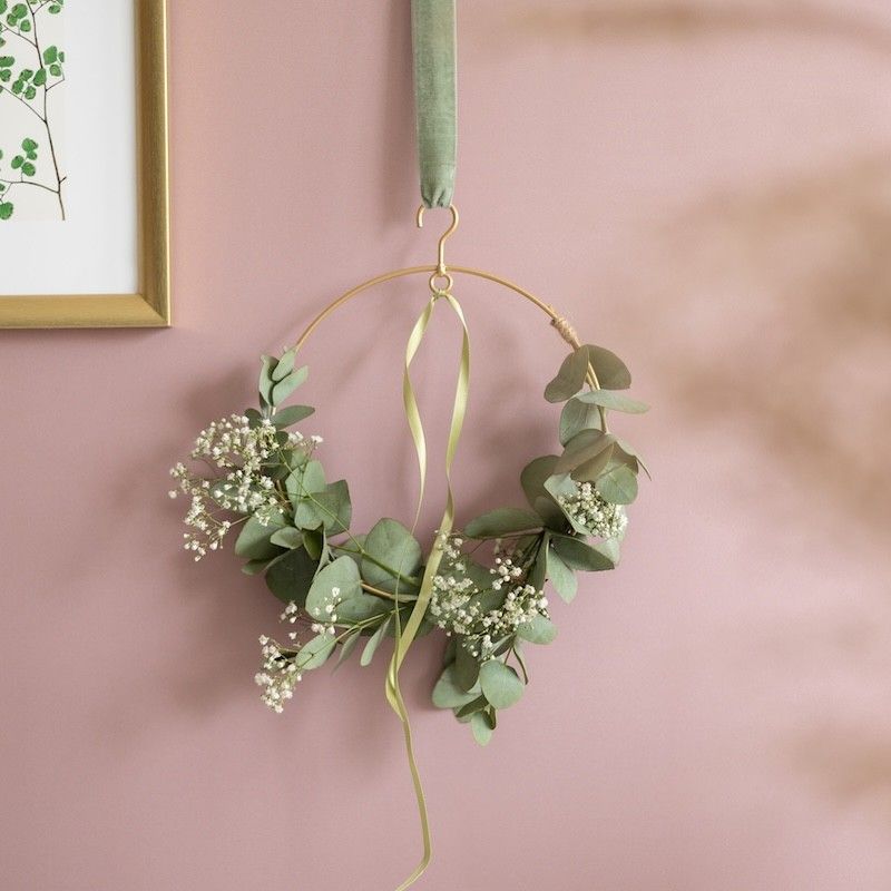 Ring om op te hangen met eucalyptus bladeren en gipskruid
