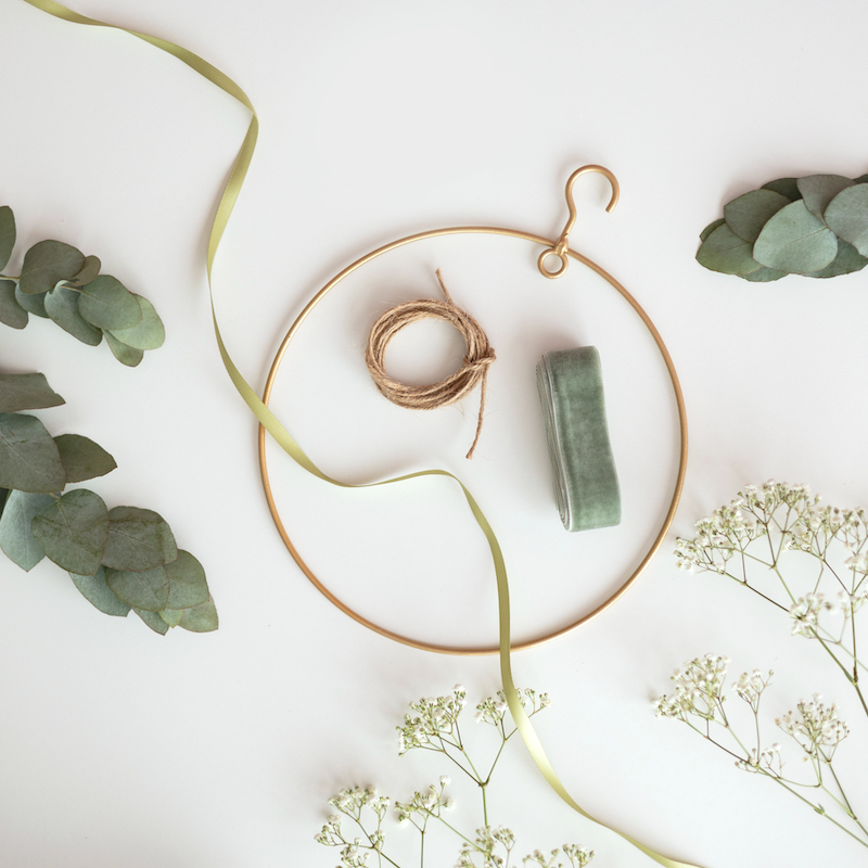 Ring om op te hangen met eucalyptus bladeren en gipskruid