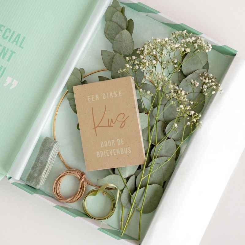 Ring om op te hangen met eucalyptus bladeren en gipskruid