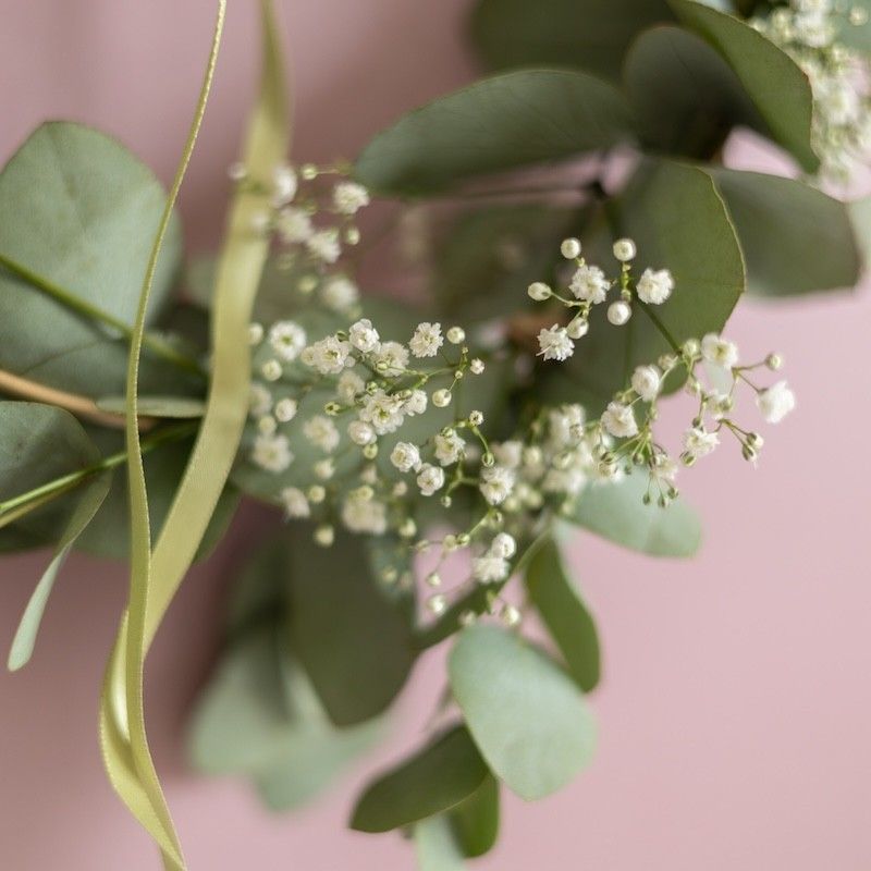 Ring om op te hangen met eucalyptus bladeren en gipskruid