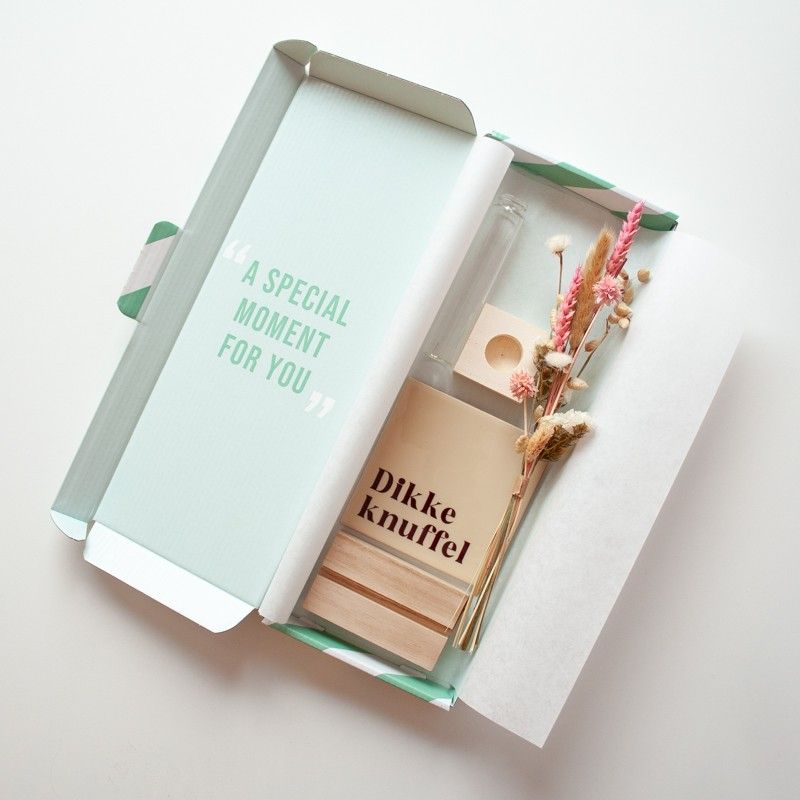 Tegeltje dikke knuffel + droogbloemen - brievenbus cadeau - BloomPost