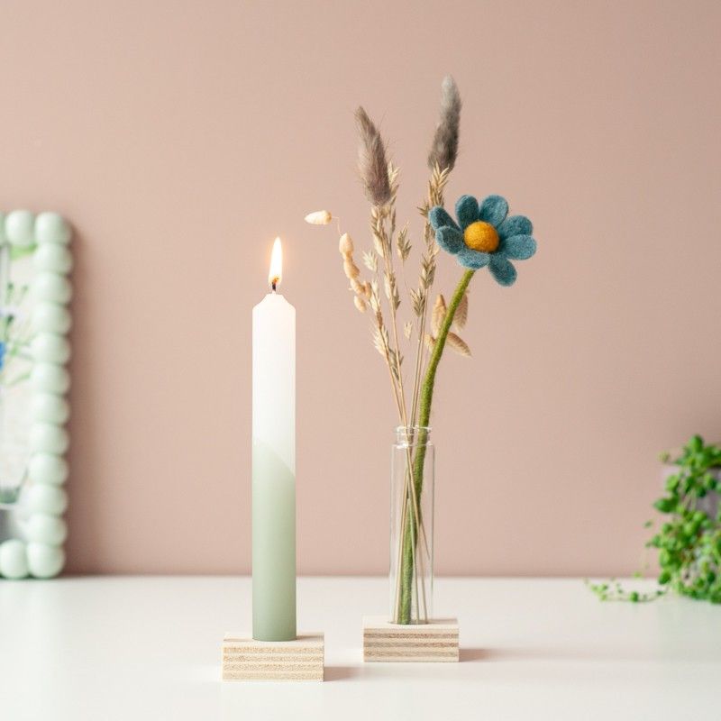 Brievenbuspakketje met wit groene kaars in een houten blokje met daarnaast een vaasje droogbloemen en vilten bloemen in een houten blokje