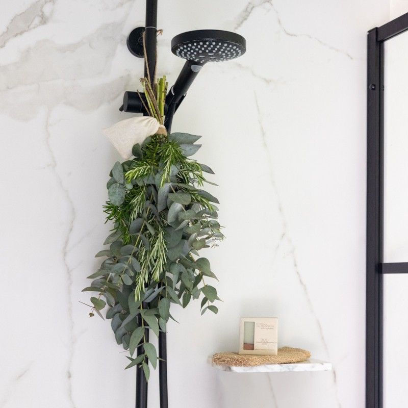 Wellness pakket met rozemarijn en eucalyptus, een scrub washand en natuurlijke zeep